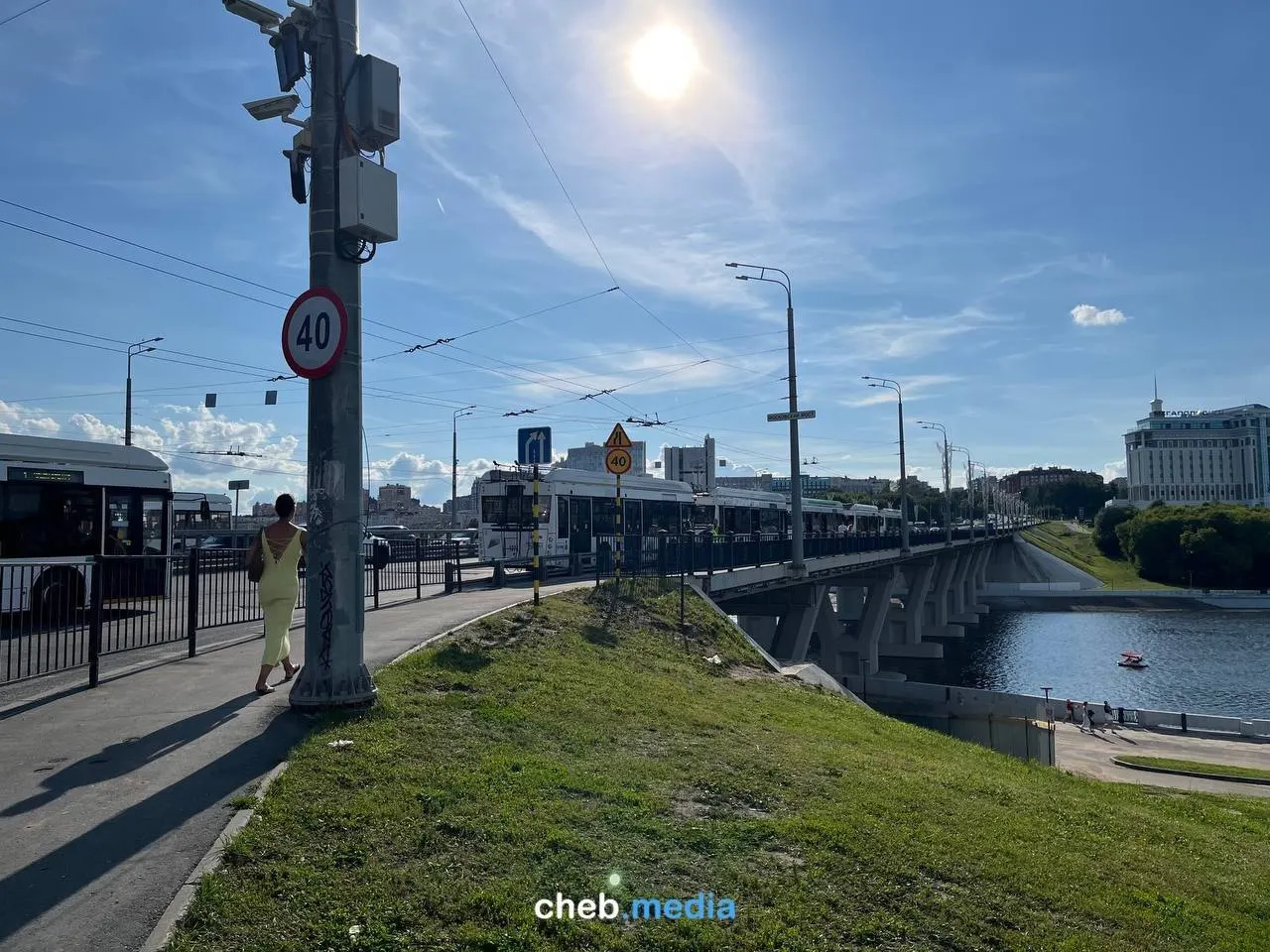 На Московском проспекте произошёл обрыв контактной сети. В результате троллейбусы №1 и №18 временно следуют по изменённым схемам движения, на месте работают аварийные службы.