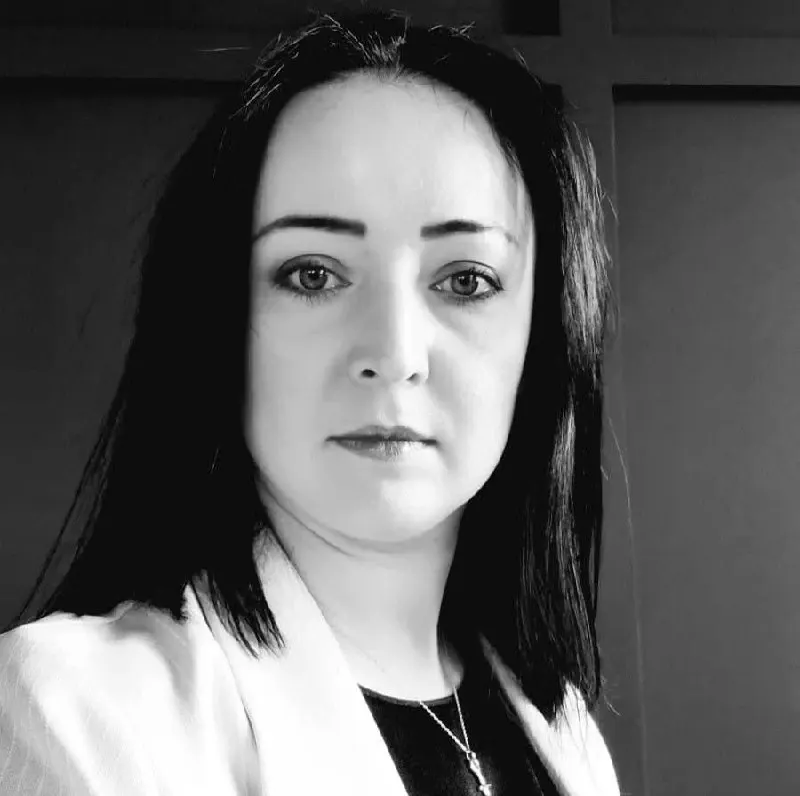 Конституционный суд признал, что совершеннолетние дети могут обращаться в суд с требованием лишить родителей прав, если те совершали в их отношении насилие в детстве; формальный отказ судов по возрасту признан неконституционным.