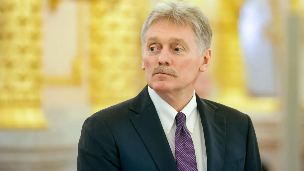Пресс‑секретарь президента заявил, что вовлечение западных стран и их помощь Украине превратили спецоперацию в войну; удары по гражданским и энергетическим объектам он назвал террористическими. При этом Россия остаётся открытой к переговорам и рассчитывает на посредничество США.