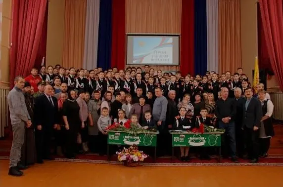 В Яльчикской средней школе установили «Парты Героя» в честь Виктора Григорьева и Владимира Орлова: на церемонии присутствовали родственники и представители округа.