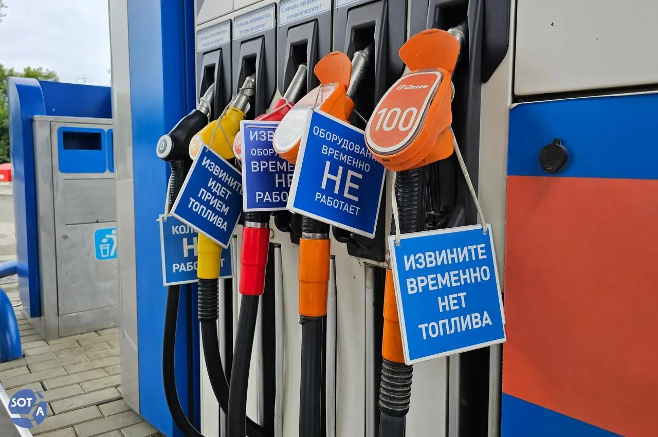 Поправки позволяют нефтеперерабатывающим заводам смешивать прямогонный бензин с другими компонентами, приравнивая такую технологию к производству автомобильного топлива; вводятся налоговые вычеты и демпферные выплаты. Закон действует с 1 июня 2026 года и вступил в силу 4 июля.