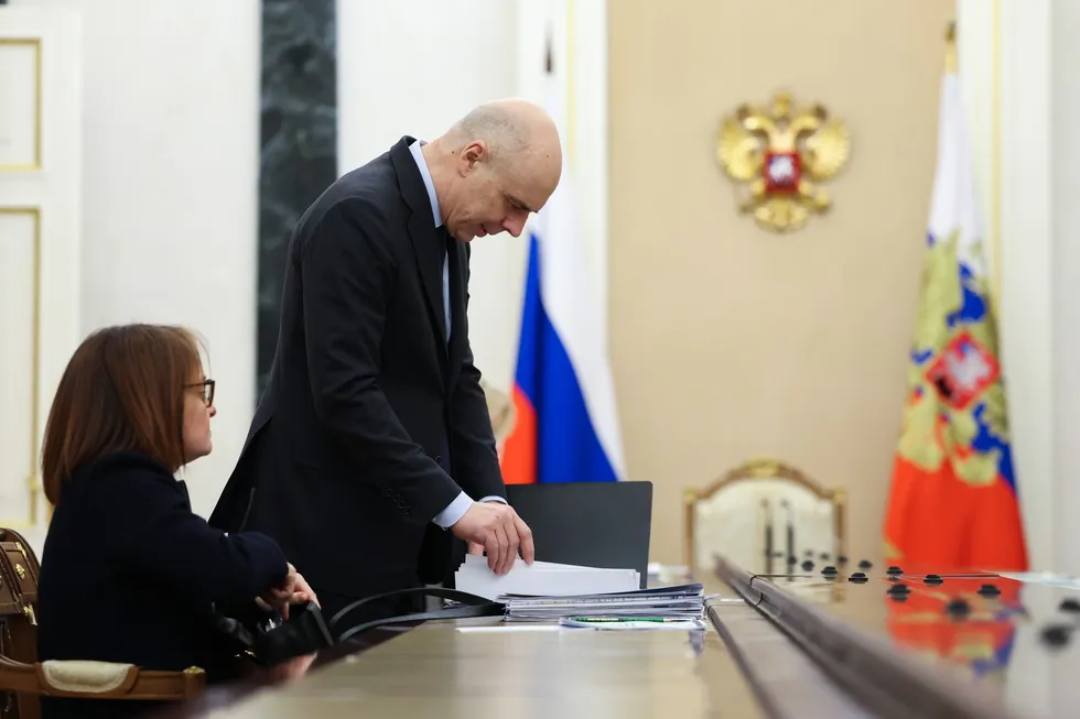 Госдума упростила Минфину процедуру увеличения расходов и займов сверх бюджетных лимитов. Это временно закрывает кассовые разрывы, но подрывает прозрачность фискальной политики, повышает риски инфляции и долгосрочно ухудшает инвестиционный климат.