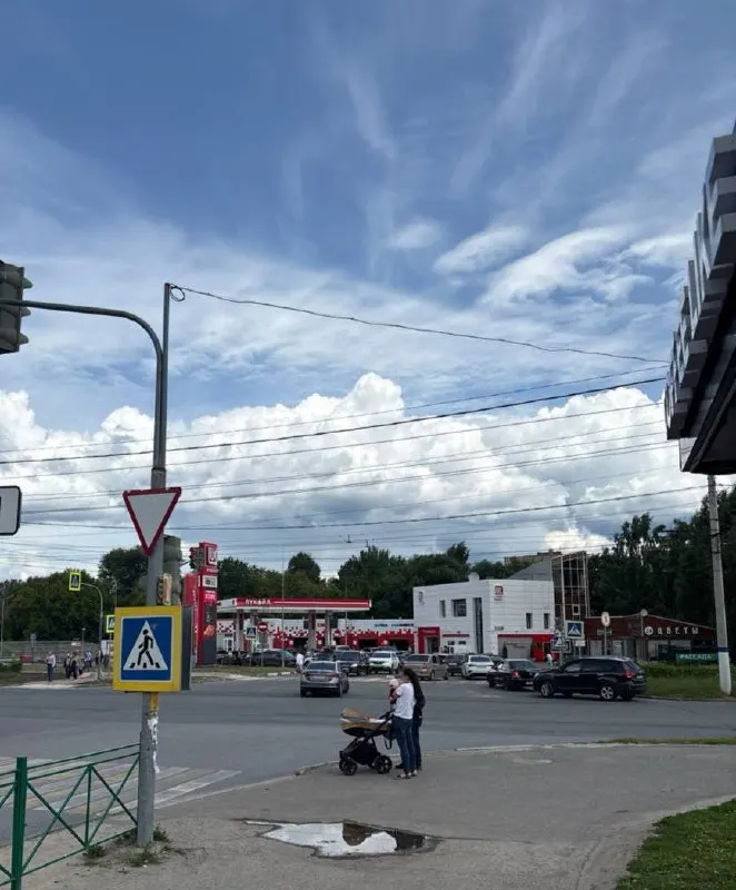 С сегодняшнего утра сеть АЗС ввела лимит отпуска топлива — не более 20 литров на одного клиента. Водители жалуются на отсутствие объявлений на заправках, а дефицит и очереди на колонках сохраняются, несмотря на заявления властей Чувашии о стабилизации поставок.