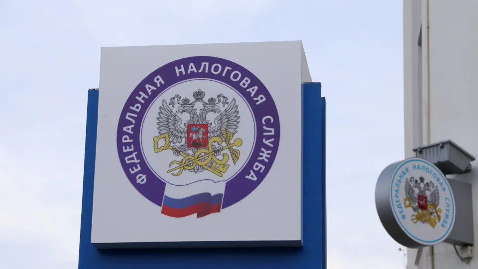 Налоговая служба направляет письма трудоспособным и безработным гражданам, делающим крупные покупки — в ведомстве хотят прояснить источники средств и вопросы сдачи имущества в аренду на фоне роста дефицита бюджета и «наличного» оборота.