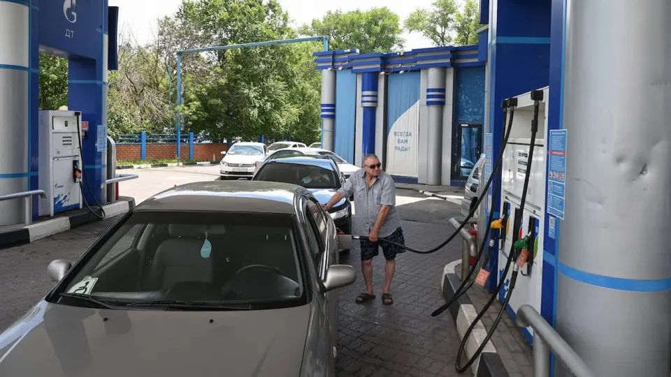 Кризис с поставками бензина охватил большую часть России: переработка нефти падает, значительная часть мощностей простаивает после атак на нефтеперерабатывающие комплексы, цены стремительно растут, а импорт топлива частично сглаживает дефицит.