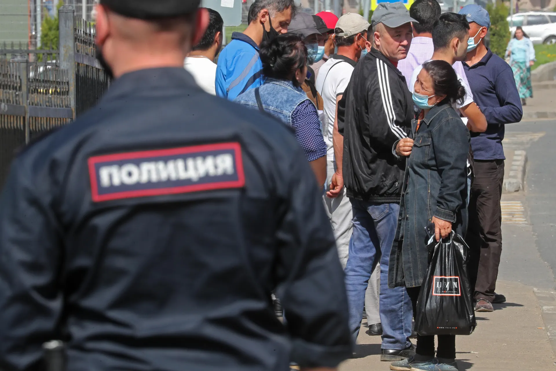В законопроект о обязательной депортации иностранцев предлагают добавить новые основания — в том числе дискриминацию и неповиновение законному требованию пограничника. Поправки уже одобрены правительством и пойдут ко второму чтению в Госдуме.