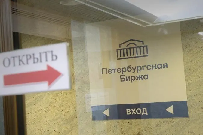 Компании больше не смогут приобретать топливо только для перепродажи: покупки разрешат только для собственных нужд или для заранее указанного конечного получателя. При нарушениях участникам грозит временное или постоянное лишение доступа. Решения принимаются на фоне сокращения поставок и падения объёмов торгов.