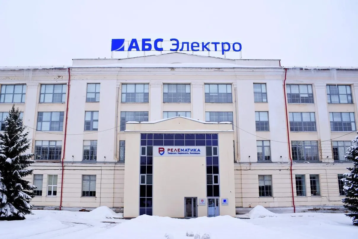 Совет ЕС включил в санкционный список председателя совета директоров Ирина Харисова и пять предприятий группы, связанных с производством электронных компонентов для российских ударных дронов; принято решение после атак на Киев. Подсанкционные активы в ЕС будут заморожены, а Харисовой запрещён въезд.