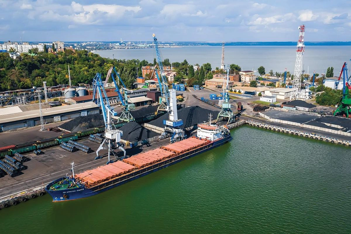 Минсельхоз предложил покрыть до 90% затрат на перевозку зерна из Ростовской области в черноморские и балтийские порты после приостановки отгрузок из портов Азова из‑за атак беспилотников; трейдеры уже подали заявки на перевалку в Новороссийск, Высоцк и Усть‑Лугу.