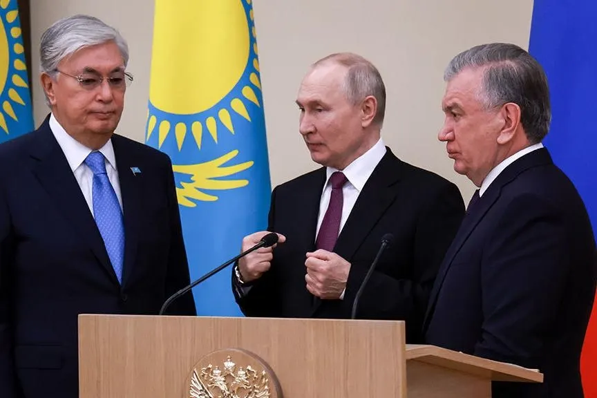 Президент подписал распоряжения о начале переговоров по корректировке соглашений о военно‑техническом сотрудничестве с Казахстаном и Узбекистаном на фоне западных ограничений на поставки технологий и компонентов.