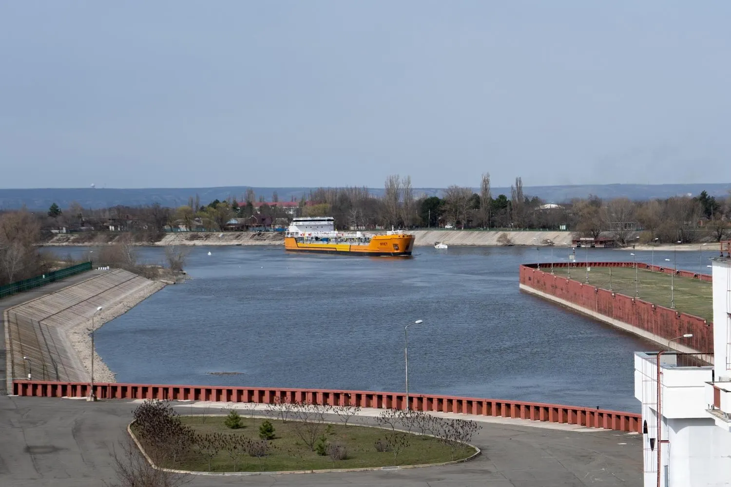 Судоходство по каналу, связывающему Дон с Азовским морем, временно остановлено после серии ударов беспилотников по судам; это может затронуть значительную долю экспорта пшеницы и нарушить поставки топлива в Крым.