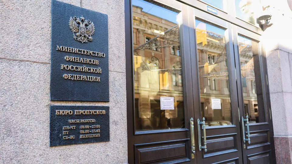Аналитики ЦМАКП предупреждают, что после 2022 года российский федеральный бюджет всё больше зависит от заимствований: госдолг быстро растёт, а траты на проценты уже стали одной из крупнейших статей расходов.