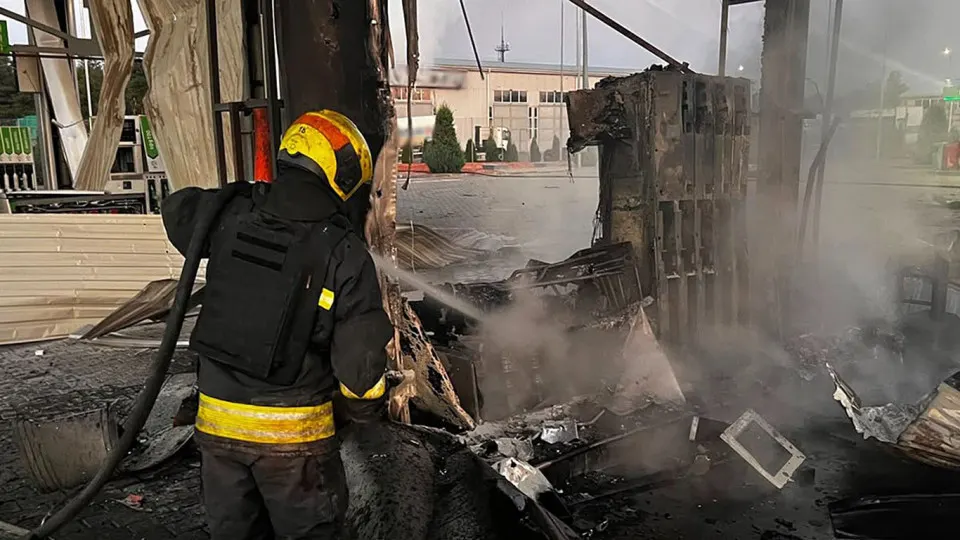 Ночью 1 июля беспилотники поразили автозаправки в Днепропетровской области: одна женщина погибла, трое получили ранения, на местах возникли пожары. Одновременно в России наблюдается масштабный дефицит бензина, резкий рост цен и экстренные закупки топлива за рубежом.