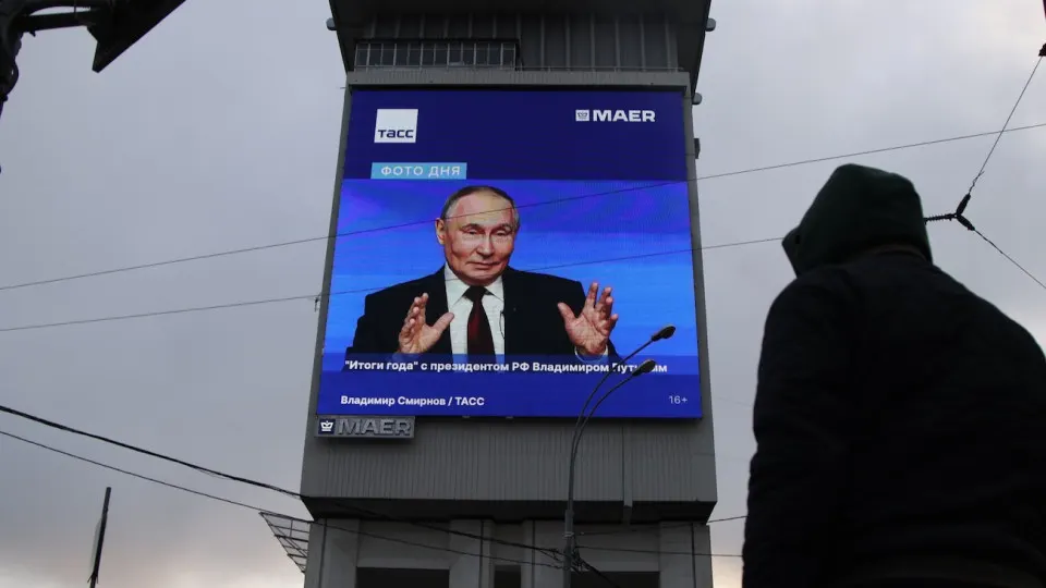 Минэкономразвития фиксирует рост ВВП на 0,3% в первом полугодии 2026 года при значительном замедлении по сравнению с прошлым годом. Военный сектор продолжает поддерживать статистику, тогда как гражданские отрасли — от легкой промышленности до нефтепереработки — демонстрируют сокращение производства. Эксперты предупреждают о рисках для банковской системы и бюджета.