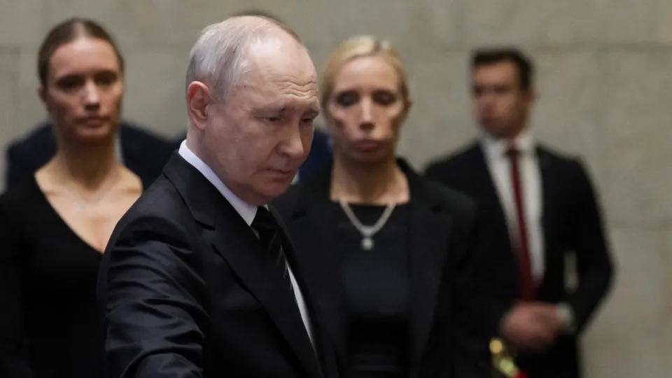 Российский лидер, по оценкам собеседников, намерен добиваться контроля над Донбассом несмотря на замедление наступления, внутренние экономические проблемы и призывы остановить боевые действия.