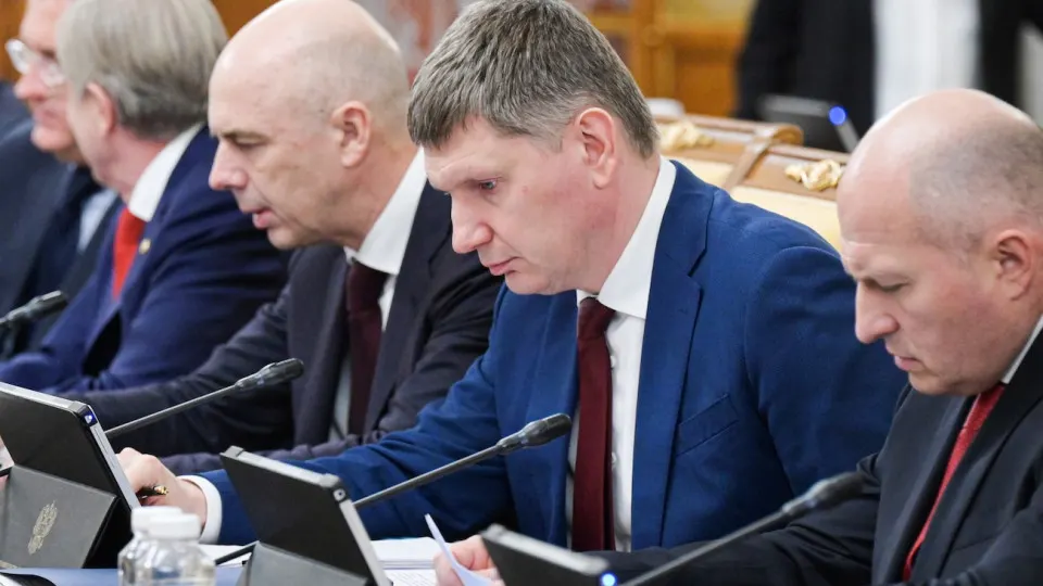 Минэкономразвития фиксирует рост ВВП в январе–мае на 0,2%. При этом промышленность и инвестиции остаются в стагнации, регионы расходятся по динамике, а падение цен на нефть и проблемы в топливном секторе усиливают риски для бюджета и инфляции.