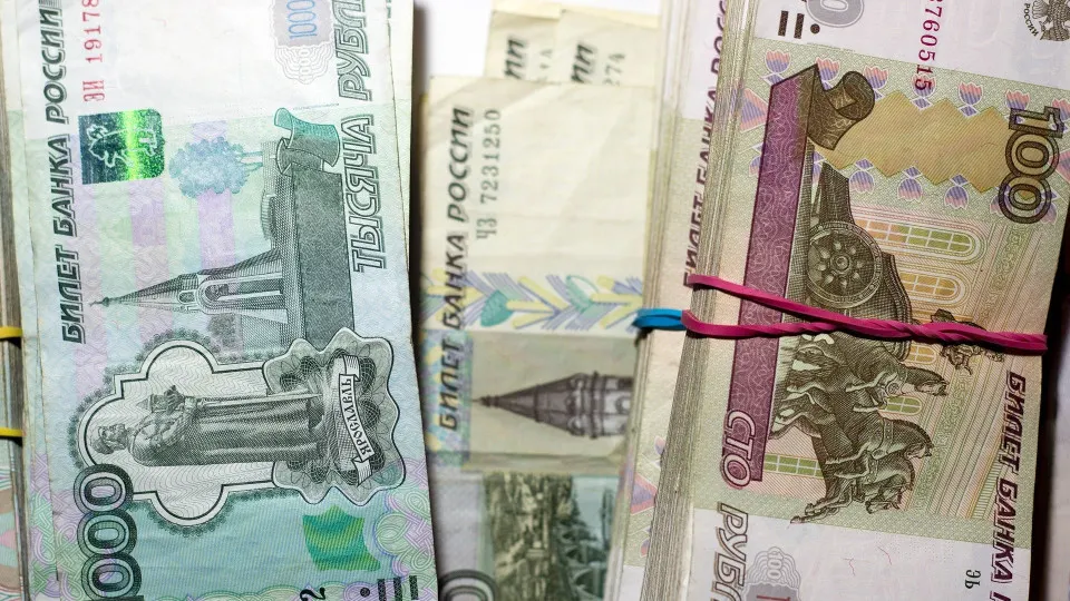 С начала июля наличность в обращении выросла на 513 млрд руб. — это усиливает давление на банки, растит спрос на ликвидность у Центробанка и повышает риски банковской нестабильности.