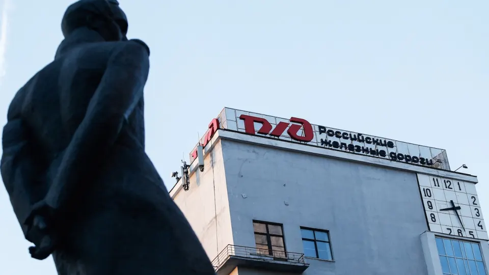 Индексация перенесена на 1 октября, чтобы поддержать финансы РЖД: у монополии почти 4 трлн руб. долгов, сокращены инвестиции и планируются увольнения.