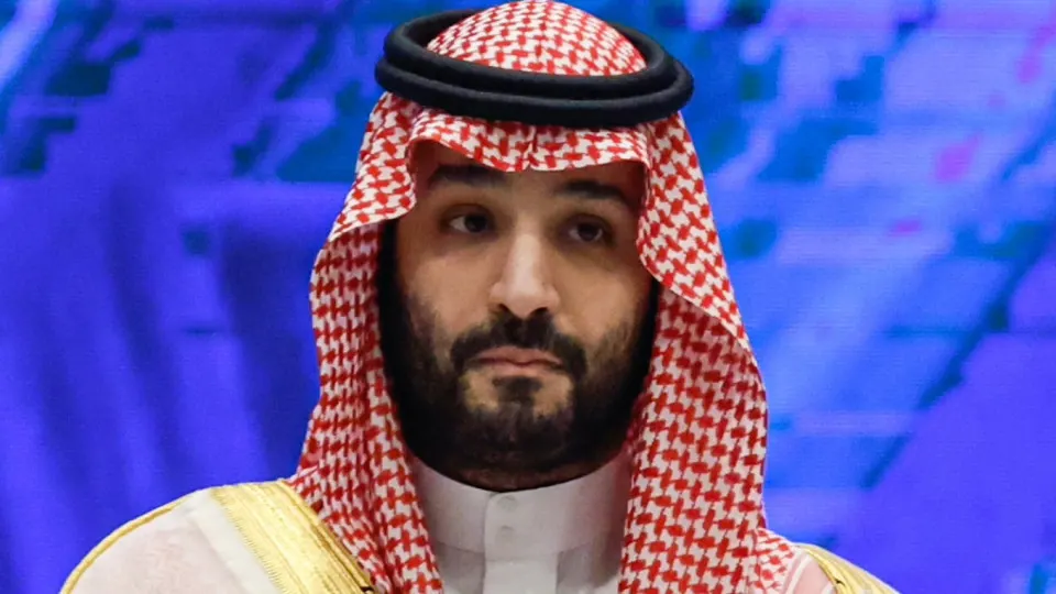 Саудовская Аравия снизила официальную цену на сорт Arab Light на $11 за баррель и впервые с 2020 года предложит нефть со скидкой к региональным бенчмаркам, что усилило падение мировых котировок и ударило по доходам России.