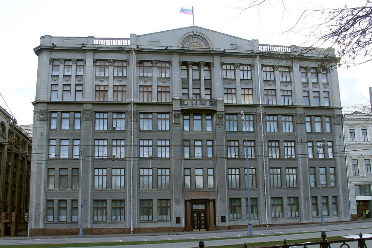 Администрация президента поручила подконтрольным СМИ избегать публикаций с кадрами последствий украинских ударов по России и усилить демонстрацию результатов ответных ударов. Ряд телеграм‑каналов и региональные медиа уже изменили практику.