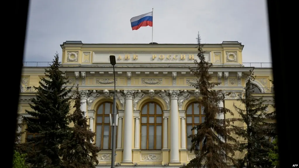 Банк России расширил перечень криптовалют, доступных на биржах: Bitcoin, Ethereum и Tether USDT. Введены лимиты для неквалифицированных инвесторов и требования к тестированию; закон о цифровых валютах вступит в силу с 1 сентября 2026 года.