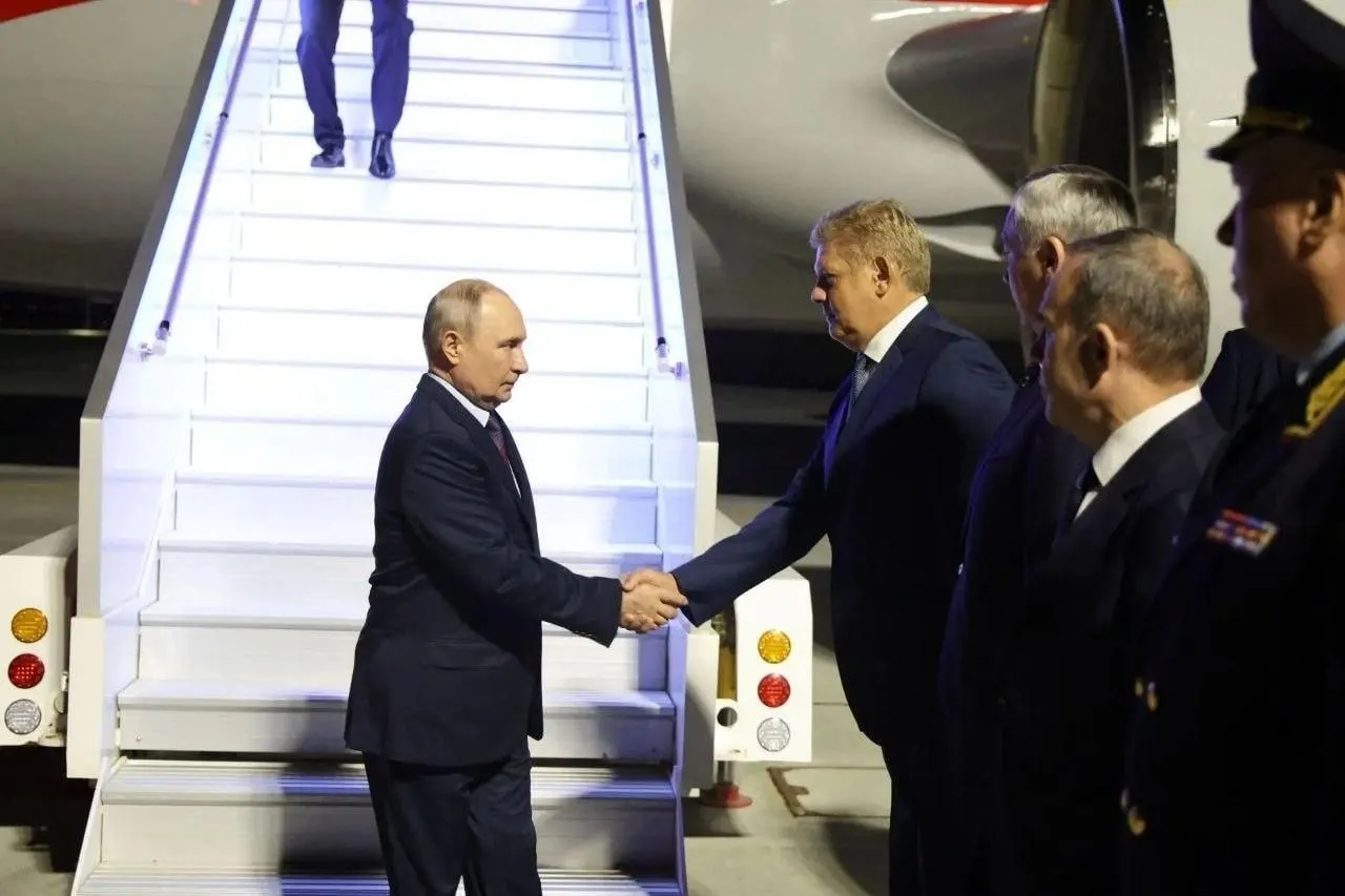 Президент России прибыл в Новосибирск на рабочий визит, приуроченный к открытию СКИФ — Сибирского кольцевого источника фотонов.
