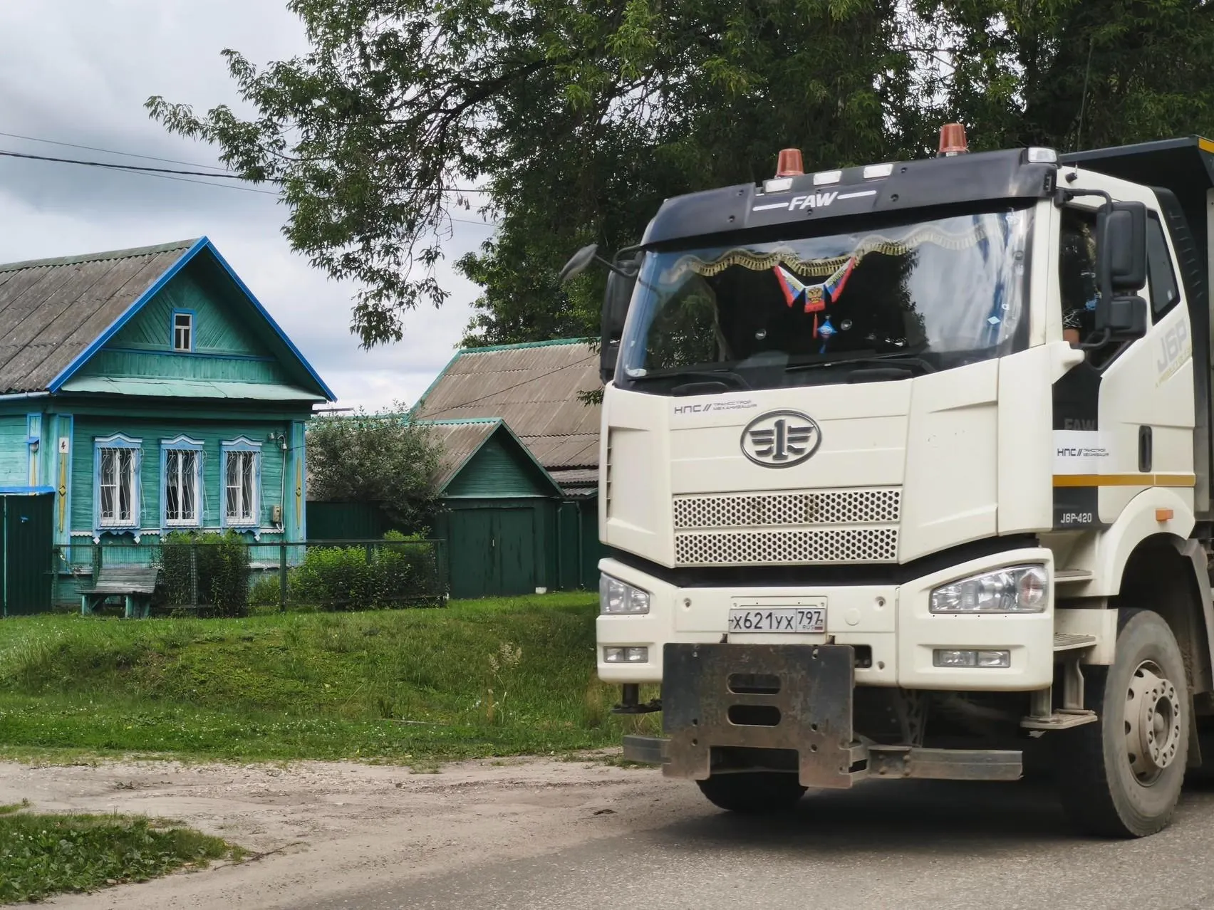 Деревни на маршруте Москва — Санкт-Петербург сталкиваются с изъятием жилья, ростом грузового трафика и соседством с поездами, пока идёт строительство ВСМ.