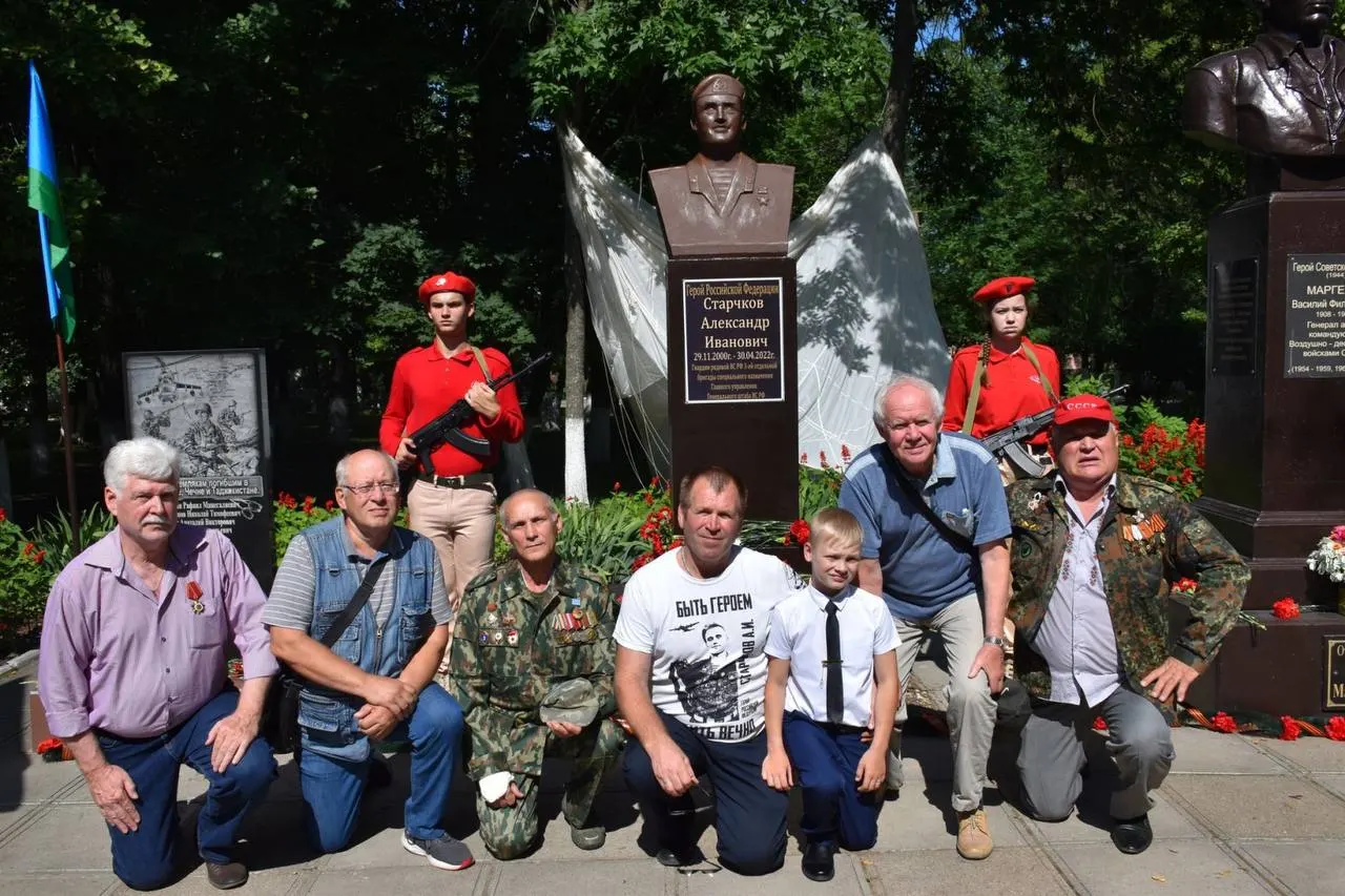 Во время праздника Дня ВДВ в городском парке Алатыря установлен бюст Александра Старчкова, погибшего на войне в Донбассе, ему присвоено звание Героя России.