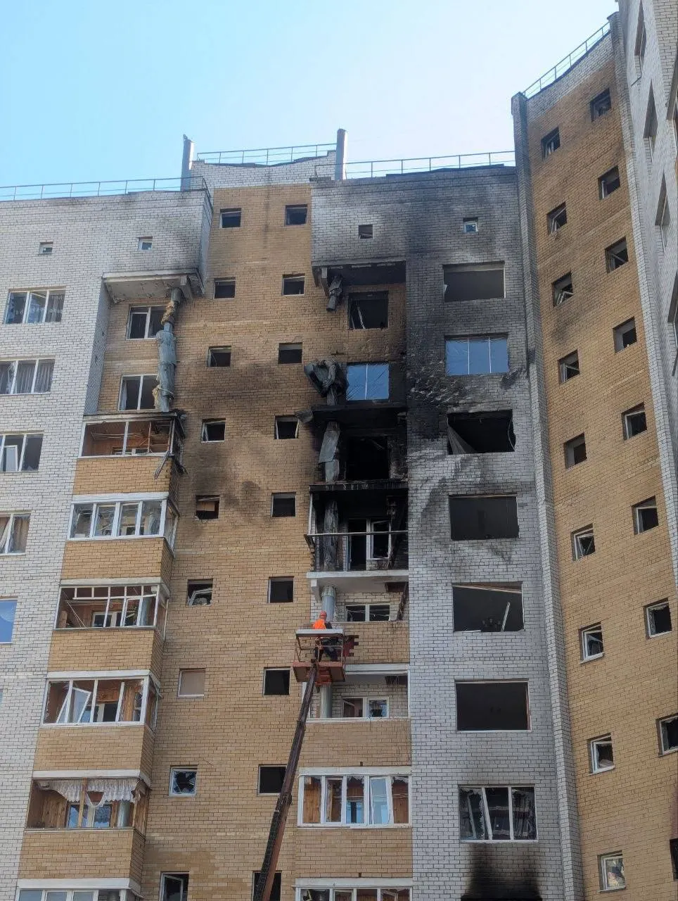 Жильцы вернулись в квартиры; комиссия приняла выполненные работы, восстановлены балконы, фасад, кровля и дымоходы.