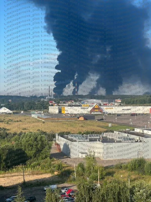 На НПЗ «Славнефть‑ЯНОС» в Ярославле возник масштабный пожар после ночной атаки. Власти заявили об отсутствии угрозы и сбитии беспилотников; движение на выезде из города ограничено.