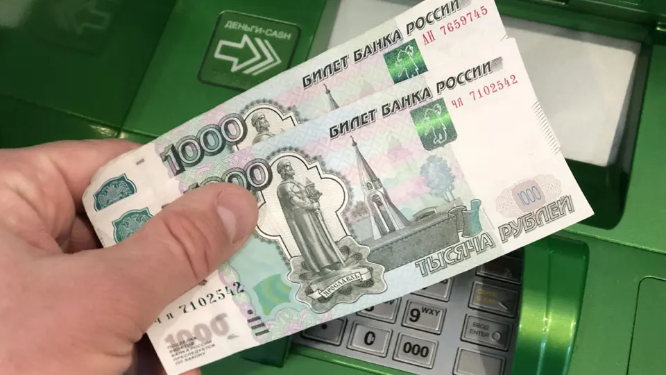 Гражданам рекомендуют устанавливать дневные и месячные лимиты на снятие наличных и переводы по номеру телефона, особенно для карт, используемых для крупных нерегулярных операций, чтобы снизить риск похищения средств со счетов.