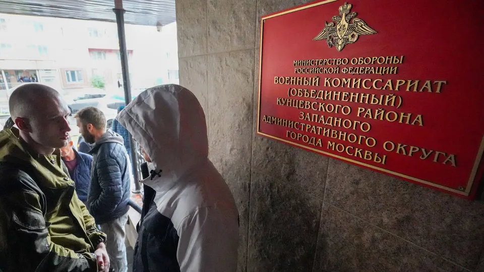 Распространяются слухи о возможной новой мобилизации, но официальные лица называют их информационными утками и утверждают, что призыва не будет.