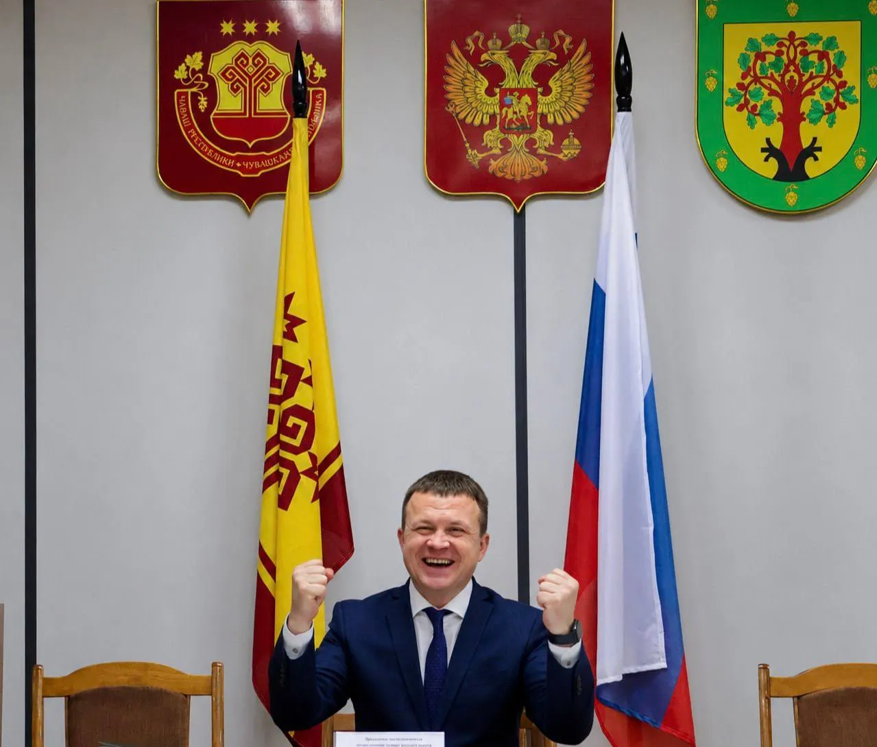 Депутаты избрали Владимира Глухова на пост главы Цивильского района. Он сын экс-главы Батыревского района и ранее занимал должности заместителя главы района; с июля он исполнял обязанности руководителя.