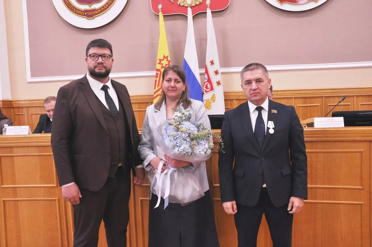 Председателю горсобрания депутатов и бывшему главе Чебоксар Владимиру Доброхотову вручили медаль «За заслуги перед городом Чебоксары».