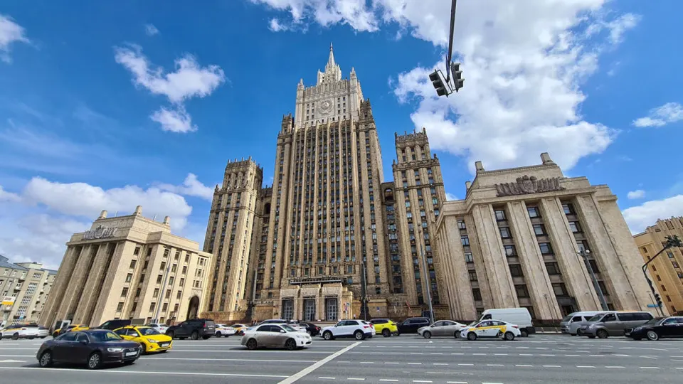 По словам российских официальных лиц, заморозка конфликта возможна только после устранения коренных причин кризиса; Москва настаивает на достижении поставленных целей на Донбассе и в Крыму и продолжает дипломатические усилия.