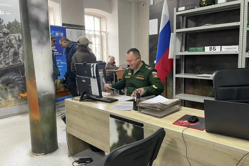 Власти опровергают слухи о мобилизации и приводят цифры по контрактникам; эксперты считают публикации попыткой психологического давления на общество.