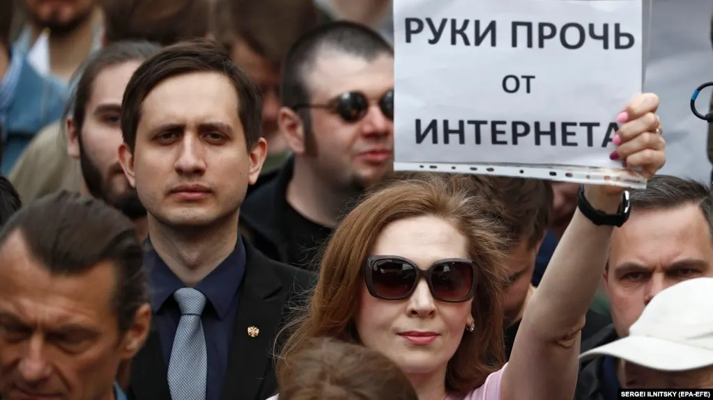 Государственные органы усилили контроль над сервисами обхода блокировок: заблокированы VPN‑сервисы и их IP‑адреса, наблюдаются технические сбои у пользователей, эксперты предупреждают о возможном повторе атак и о дальнейших шагах ведомств.