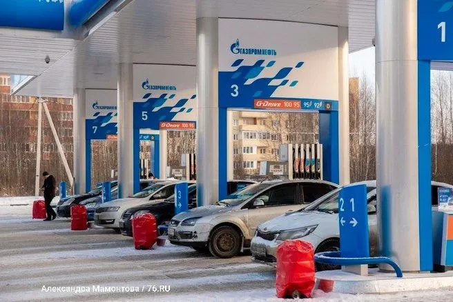 Клиенты смогут заправлять топливо в любом объёме, расчёт после заправки остаётся доступным. Лимиты отменены также в Москве, Московской области и ещё в девяти регионах России.