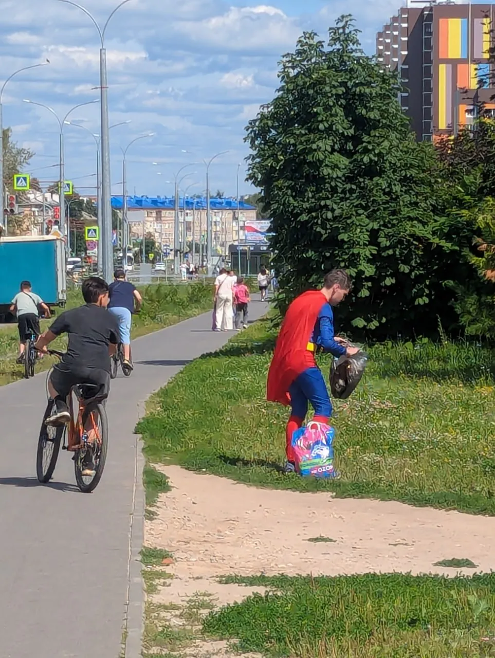 В Чебоксарах школьник в костюме супергероя присоединился к городскому субботнику, помогая убрать бульвар Миттова, улицу Гражданскую и окрестности храма.