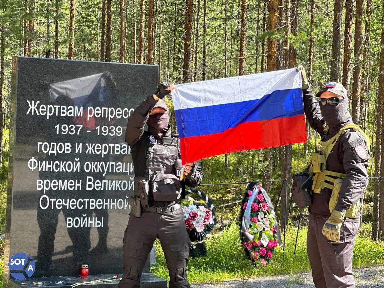 Участники мероприятия, родственники репрессированных, историки и дипломаты собрались у памятника, чтобы почтить память жертв сталинских репрессий; мероприятие сопровождалось музыкой и демонстрацией флагов, возникали вопросы к гостям и журналистам.