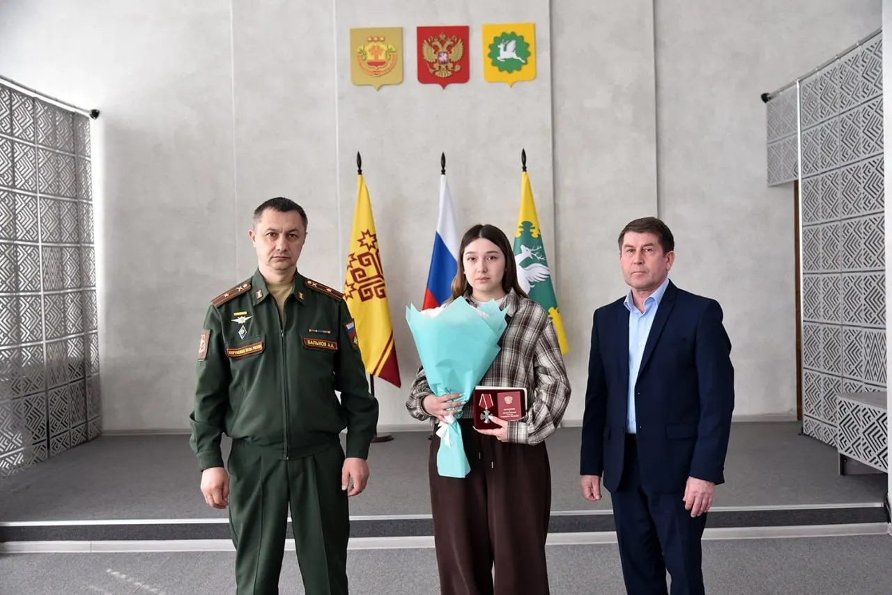 В Чувашии прошла церемония вручения посмертных наград родственникам погибших военнослужащих. В мероприятии участвовали представители администрации и военный комиссар, выполнен ряд указанных наград.