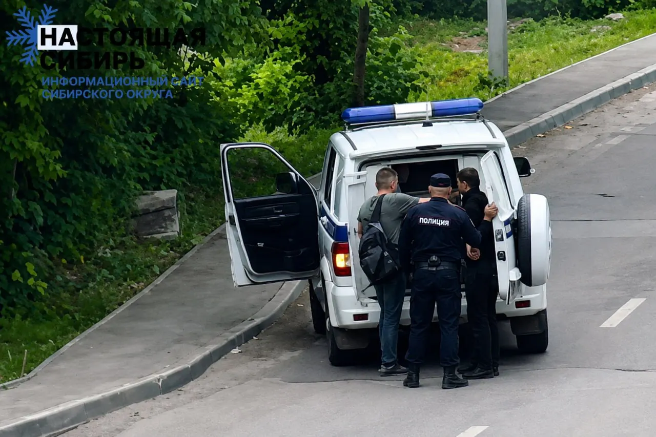 За первые шесть месяцев 2026 года число контрактников уменьшилось, аналитики фиксируют большие боевые потери, а госструктуры и бизнес резко увеличили вакансии специалистов по воинскому учёту; на местах отмечают случаи принудительных действий.