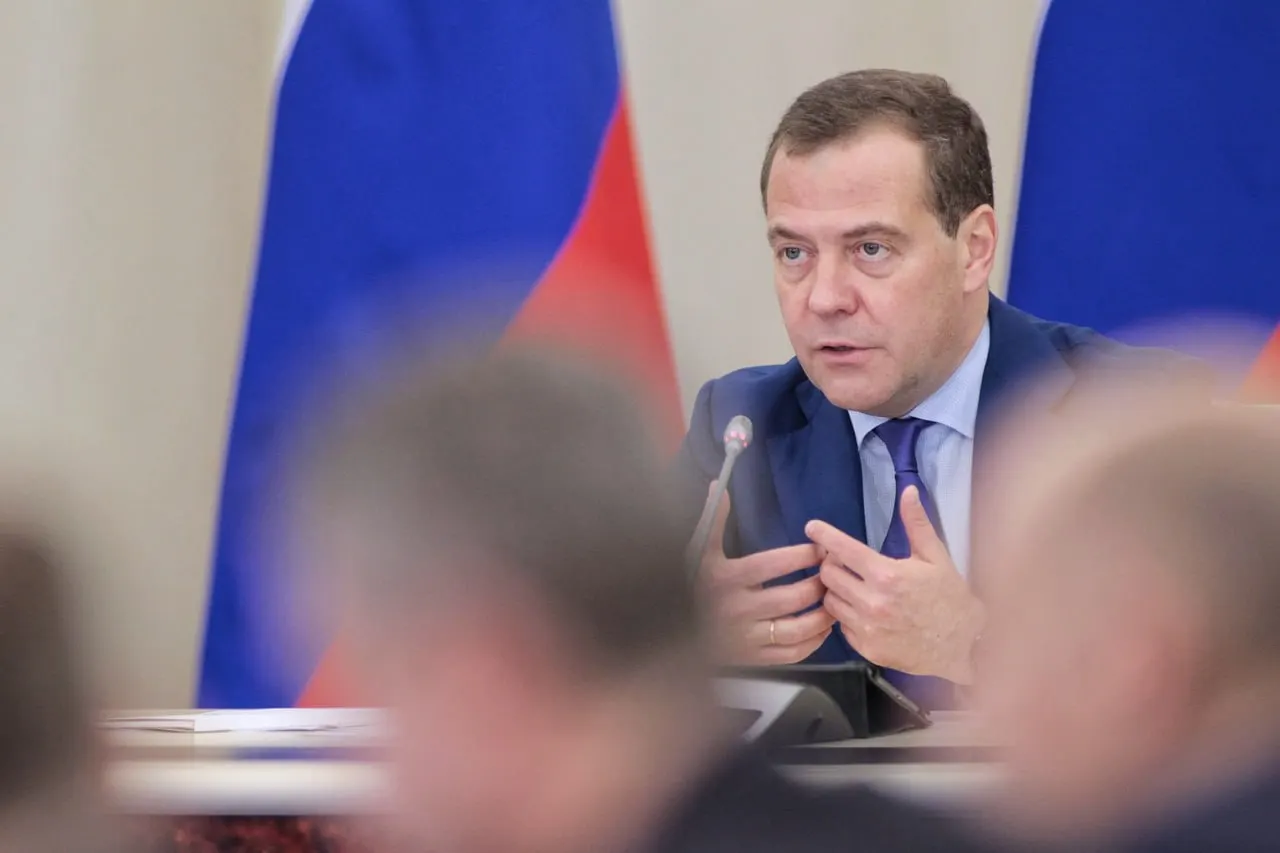 Дмитрий Медведев сообщил, что после завершения специальной операции противостояние с Западом сохранится на российских условиях; он отметил сохраняющиеся проблемы воспитания общества как внутри страны, так и за ее пределами.