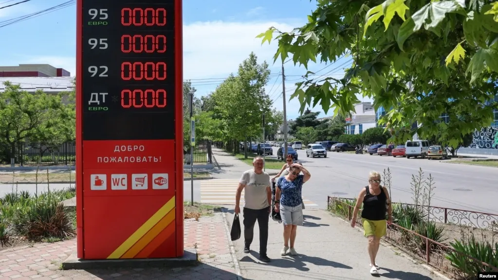 В Геленджике и близлежащих населённых пунктах исчез бензин; станции продают дизель, очереди достигают сотен автомобилей, введены ограничения на отпуск топлива.