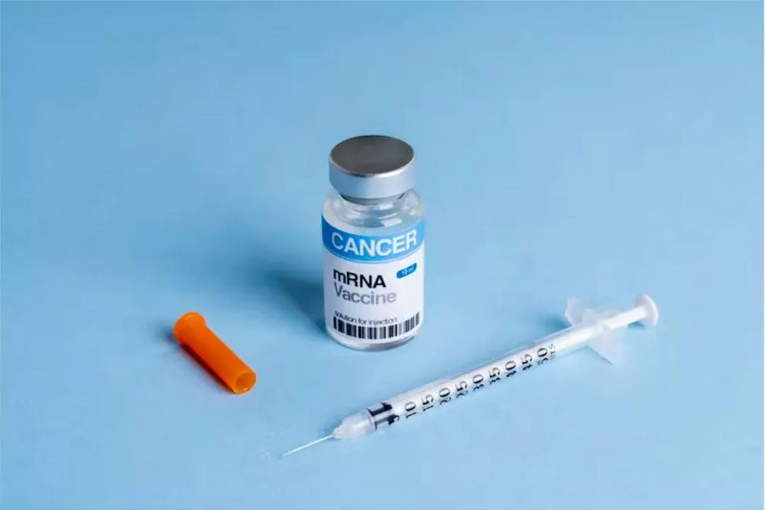 Компании Moderna и Merck объявили об успешных испытаниях персонализированной мРНК‑вакцины против меланомы, демонстрирующей индивидуальный подход к каждому пациенту.