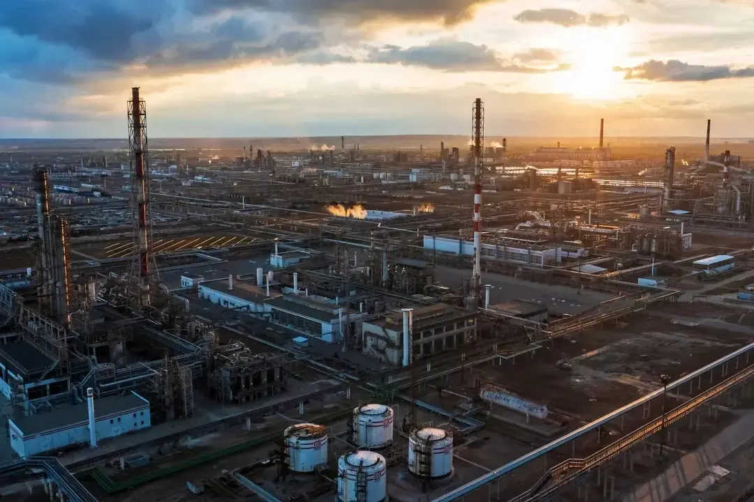 Обсуждены меры по насыщению рынка топливом и прозрачности продаж; особое внимание уделено распределению ресурсов между регионами и графикам ремонта НПЗ внутри страны.