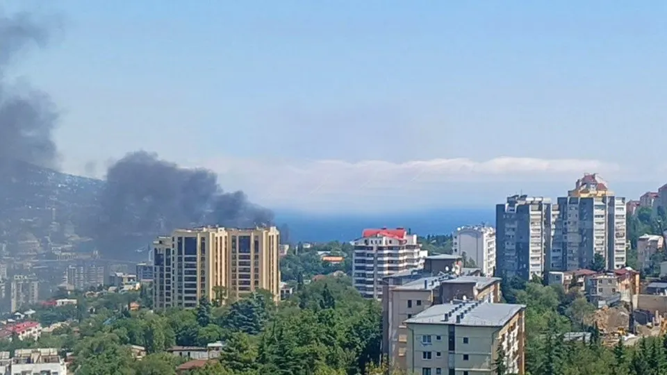 Беспилотники атаковали Ялту; после удара в городе вспыхнул пожар у городской набережной, власти объявляют эвакуацию жителей и проводят меры безопасности.