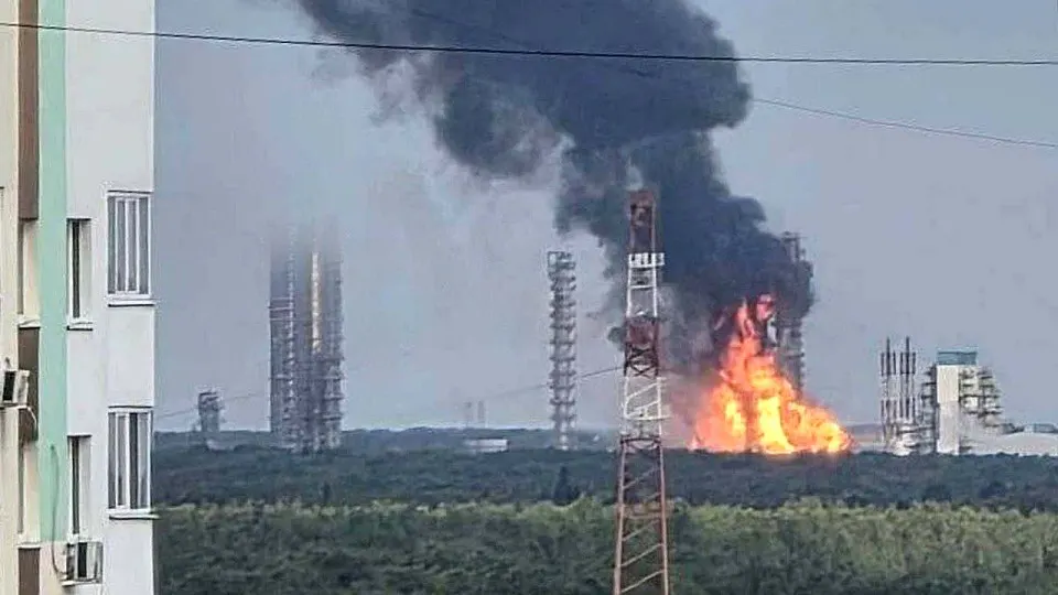 Запсибнефтехим, один из крупнейших нефтехимических проектов страны, прекратил производство после удара беспилотников; на предприятии началась проверка последствий.