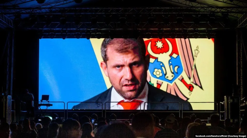 Платёжная компания A7, близкая к окружению Кремля, якобы провела через международные банки более 6,9 млрд долларов в обход санкций против России, используя сеть подставных фирм и поддельные инвойсы. Уликaм на основе утечки документов приписывают участие банков и сотрудников в схеме.