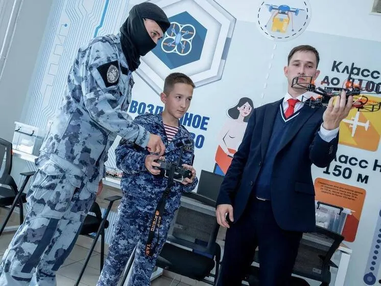 В школе №65 Чебоксар запустили кружок по сборке, ремонту и управлению БПЛА; занятия ведут представители Росгвардии, программа совмещает практику и моделирование.
